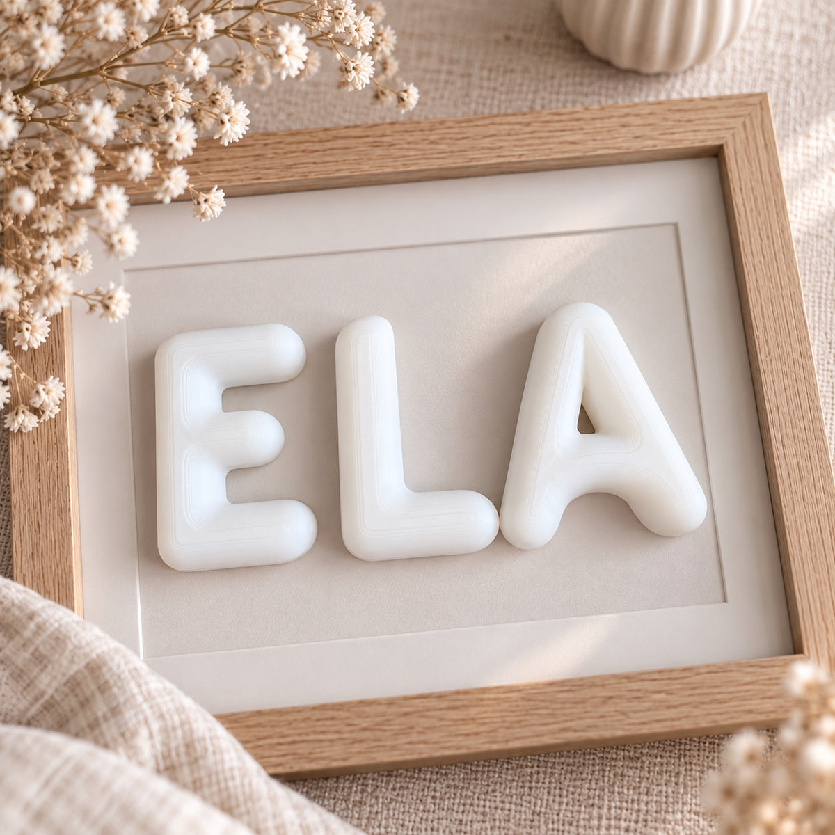 Weiße 3D Bubble Letter mit sichtbarer 3D-Struktur als Buchstaben ELA