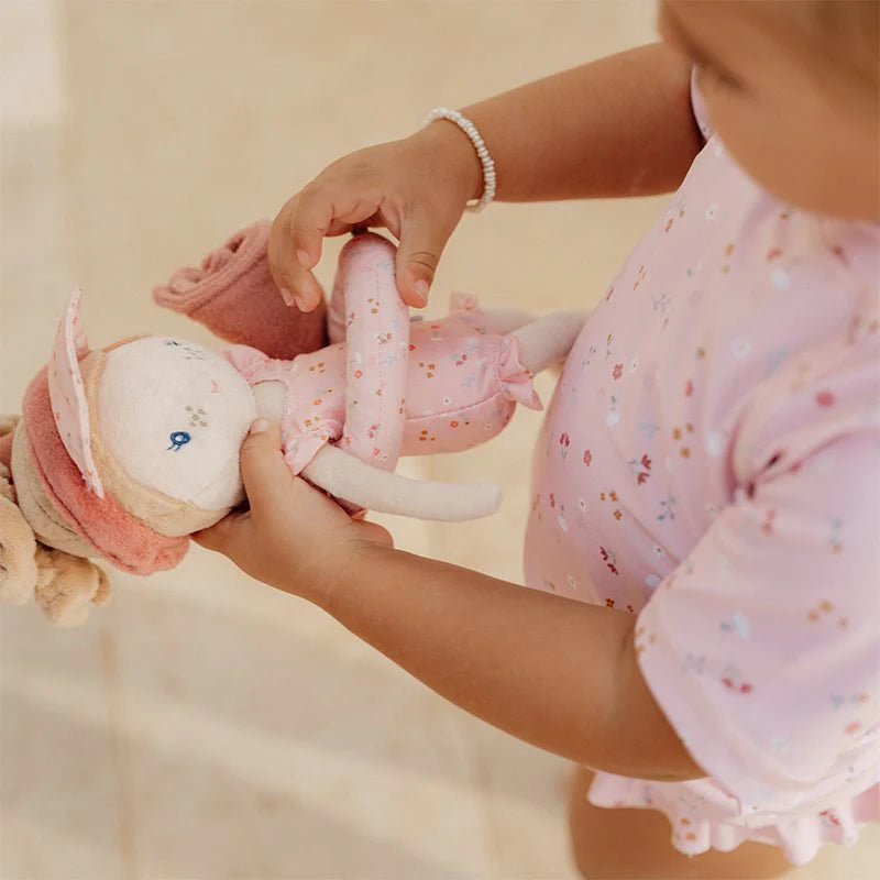Poupée en tissu Mila pour câliner et jouer