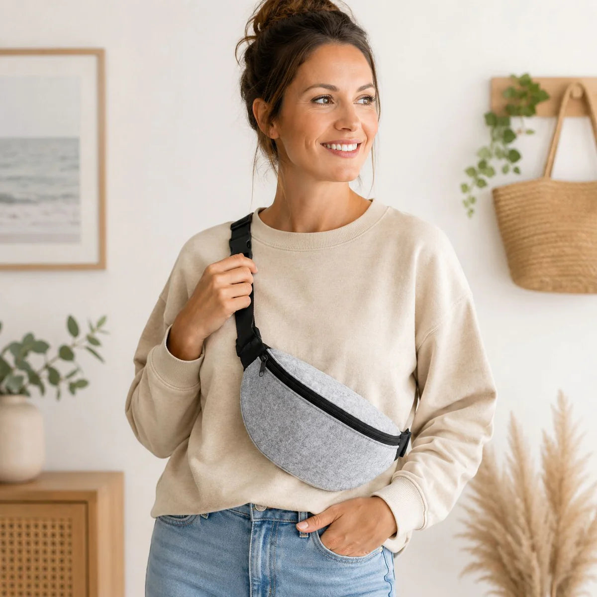 Dame trägt hellgraue Filz Bauchtasche bequem als Crossbody Tasche im Alltag