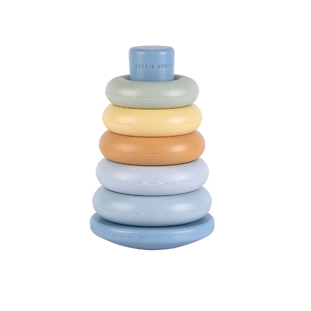 Aufgebauter Little Dutch Stapelturm Blau mit fünf farbigen Stapelringen für Babys ab 6 Monaten