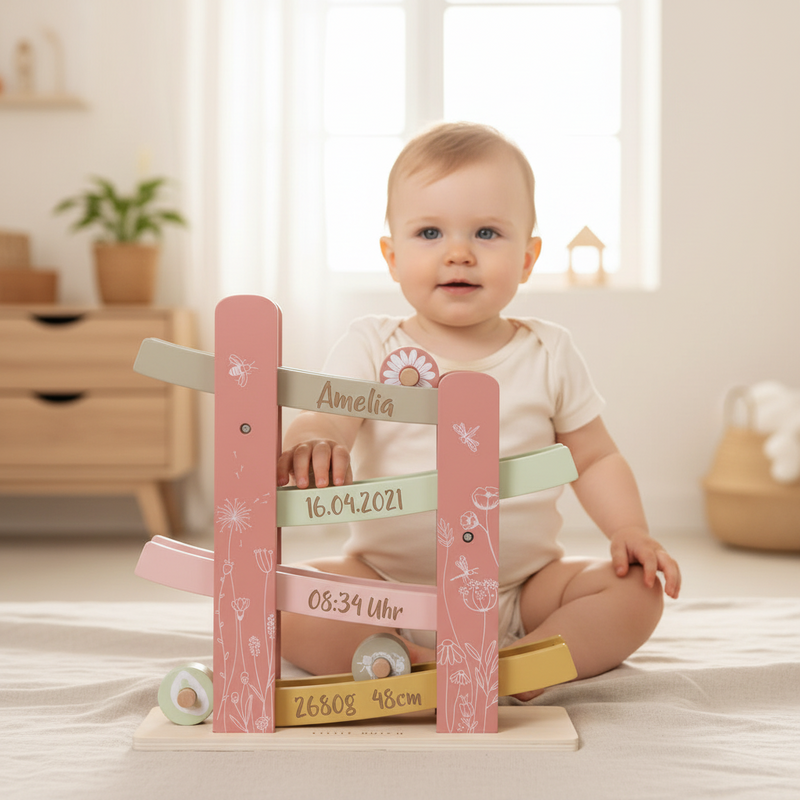 Personalisierte Holz Rennbahn Kugelbahn mit Geburtsdaten und Namen, besonderes Geschenk zur Geburt und liebevolles Erinnerungsstueck fuer Kinder