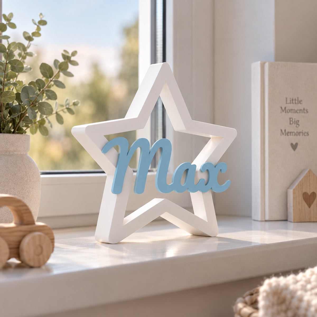 Personalisierter weißer Namensstern stehend mit blauem Namen für das Kinderzimmer