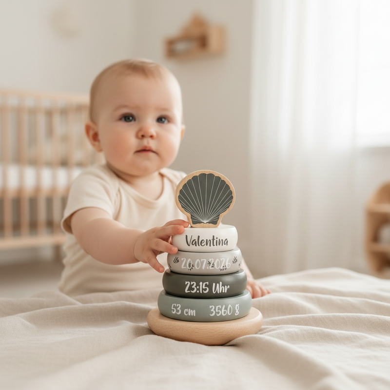 Baby mit personalisiertem Holz-Stapelturm mit Muschel, Name und Geburtsdaten – individuelles Geschenk zur Geburt von Schmatzepuffer.