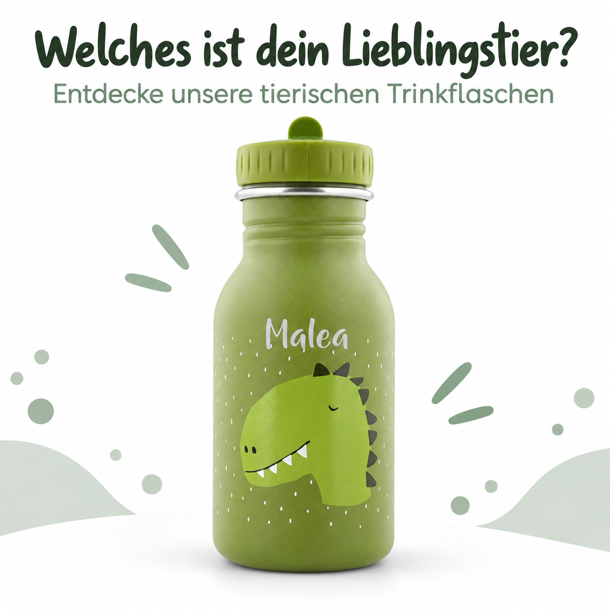 Kind hält draußen die grüne Trixie-Trinkflasche Herr Dino mit dem Namen Malea, daneben die Hinweise leicht und stoßfest, auslaufsicher und für kleine Hände