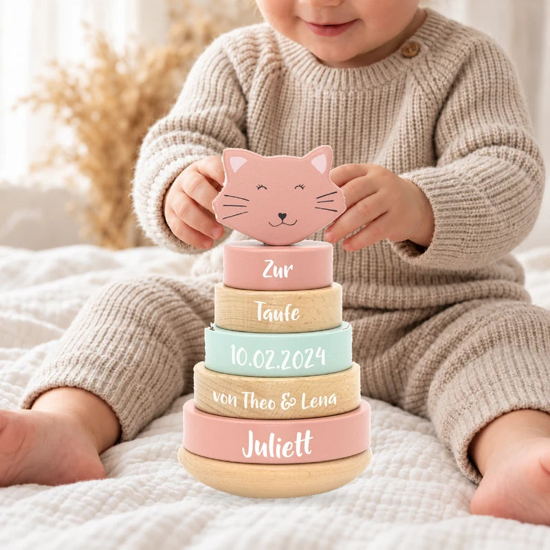 Kleinkind mit personalisiertem Trixie Holz-Stapelturm Frau Katze zur Taufe
