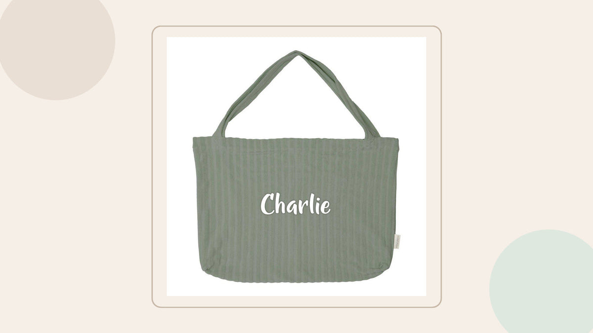 Mom Bag Pure Olive als ruhiges Titelmotiv zum Ratgeber über Begleitpersonen bei der Geburt