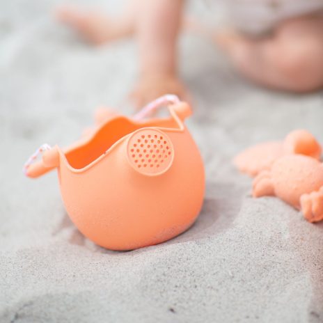 Coral silicone watering can | Scrunch