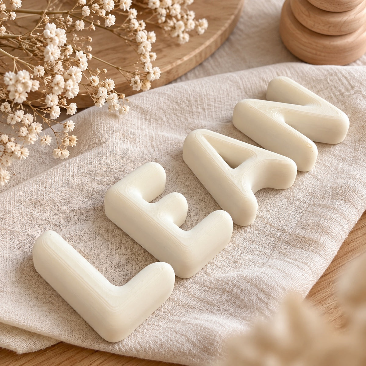 Weiße 3D Bubble Letter mit glatter Oberfläche als Namenszug LEANN