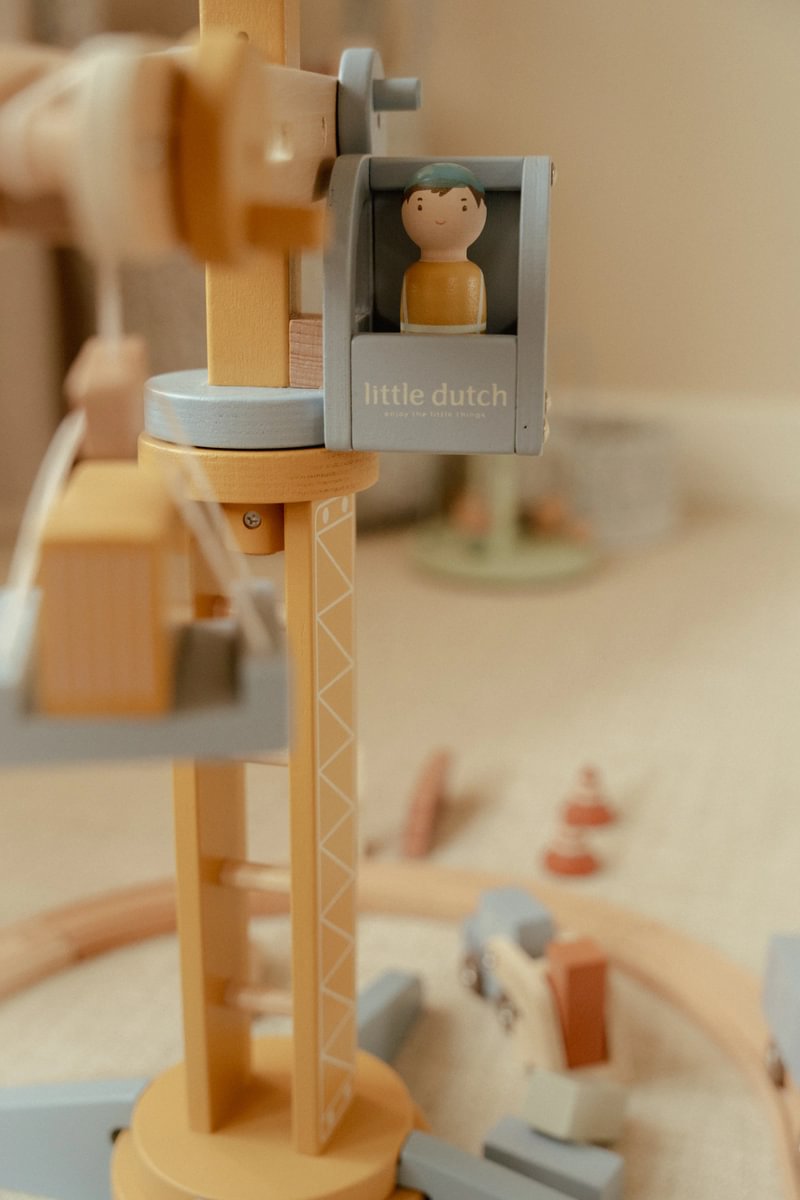 Set de jeu grue de chantier en bois pour chemins de fer en bois | Schmatzepuffer