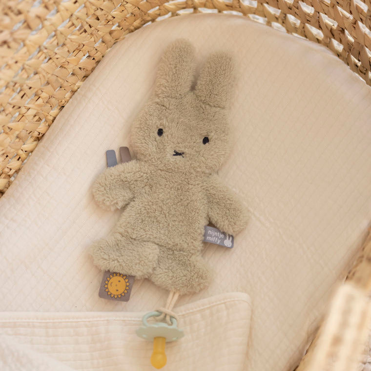 Muchláček Miffy Fluffy zelený 23 cm pro miminka