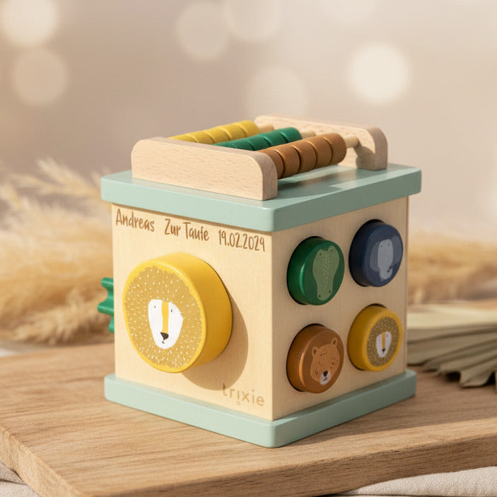 Mini cube d'activités en bois gravé au laser pour baptême | Trixie