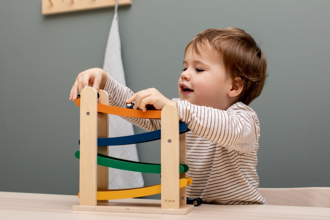 Holz Kugelbahn mit 4 Autos – Motorikspielzeug für Kinder | Schmatzepuffer