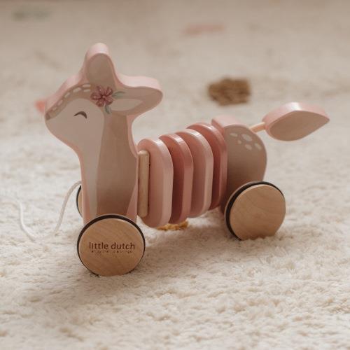 Holz-Zugtier Reh Fairy Garden von Little Dutch in Rosa – robustes Nachziehspielzeug zur Förderung der Motorik