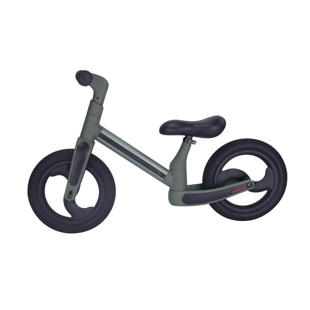 Grünes Laufrad für Kinder freigestellt auf weißem Hintergrund mit klarer minimalistischer Darstellung