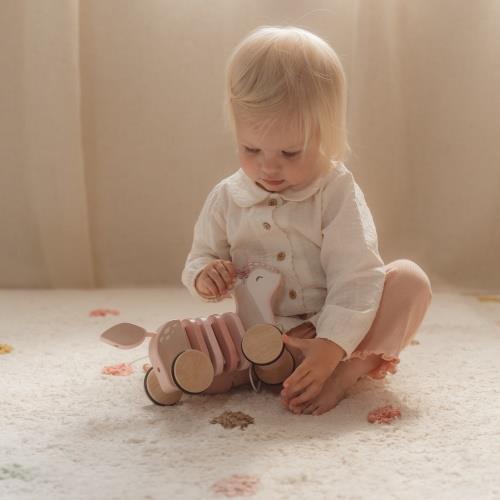 Little Dutch Wackelziehspielzeug Reh Fairy Garden aus Holz – rosa Zugtier mit farbigen Ringen und Schnur
