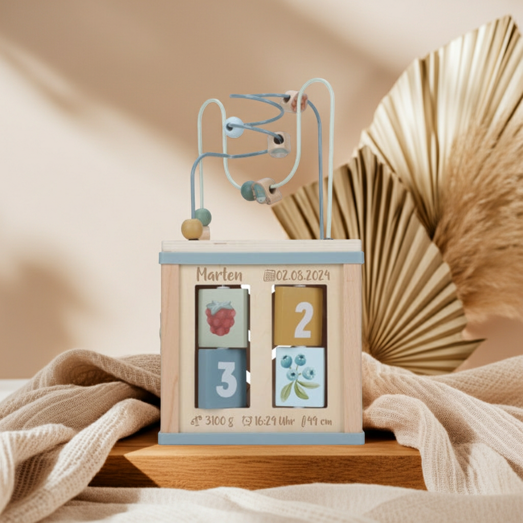 Cube d'activités personnalisé en bois avec les données de naissance