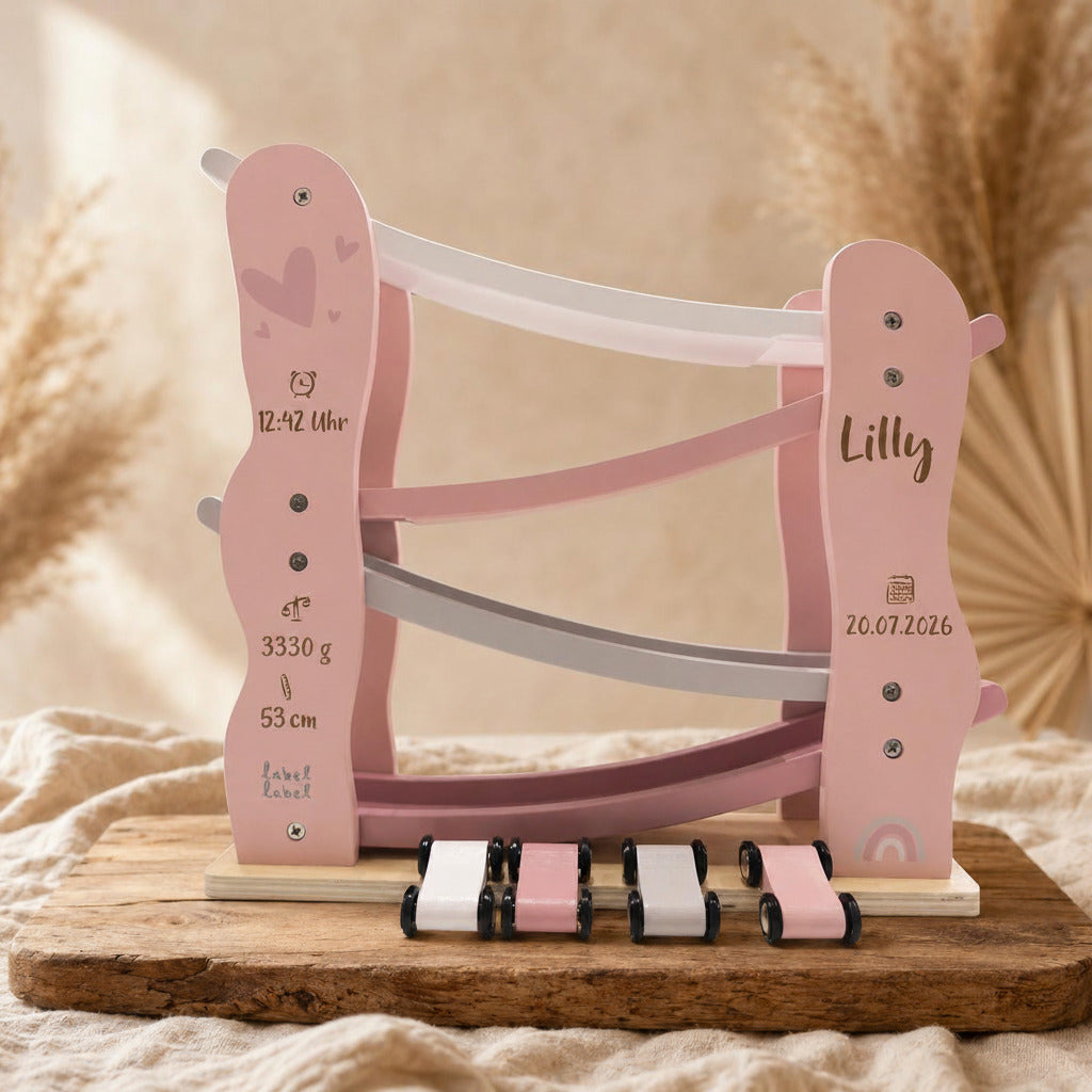 Personalisierte Holz-Rennbahn in Rosa mit vier Autos, Name und Geburtsdaten – individuelles Geschenk zur Geburt.