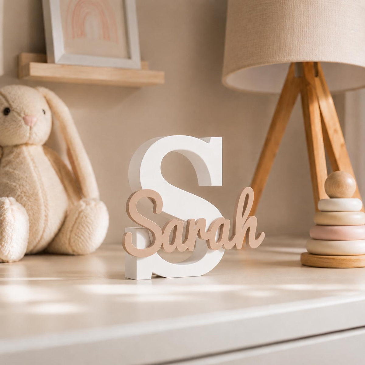 Personalisiertes 3D-Namensschild mit weißem Buchstaben und farbigem Namen fürs Kinderzimmer