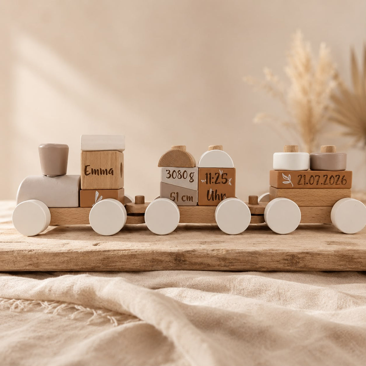 Personalisierter Holzzug als Geschenk zur Geburt mit Name Emma, Gewicht 3080 g, Größe 51 cm, Geburtszeit 11:25 Uhr und Geburtsdatum 21.07.2026