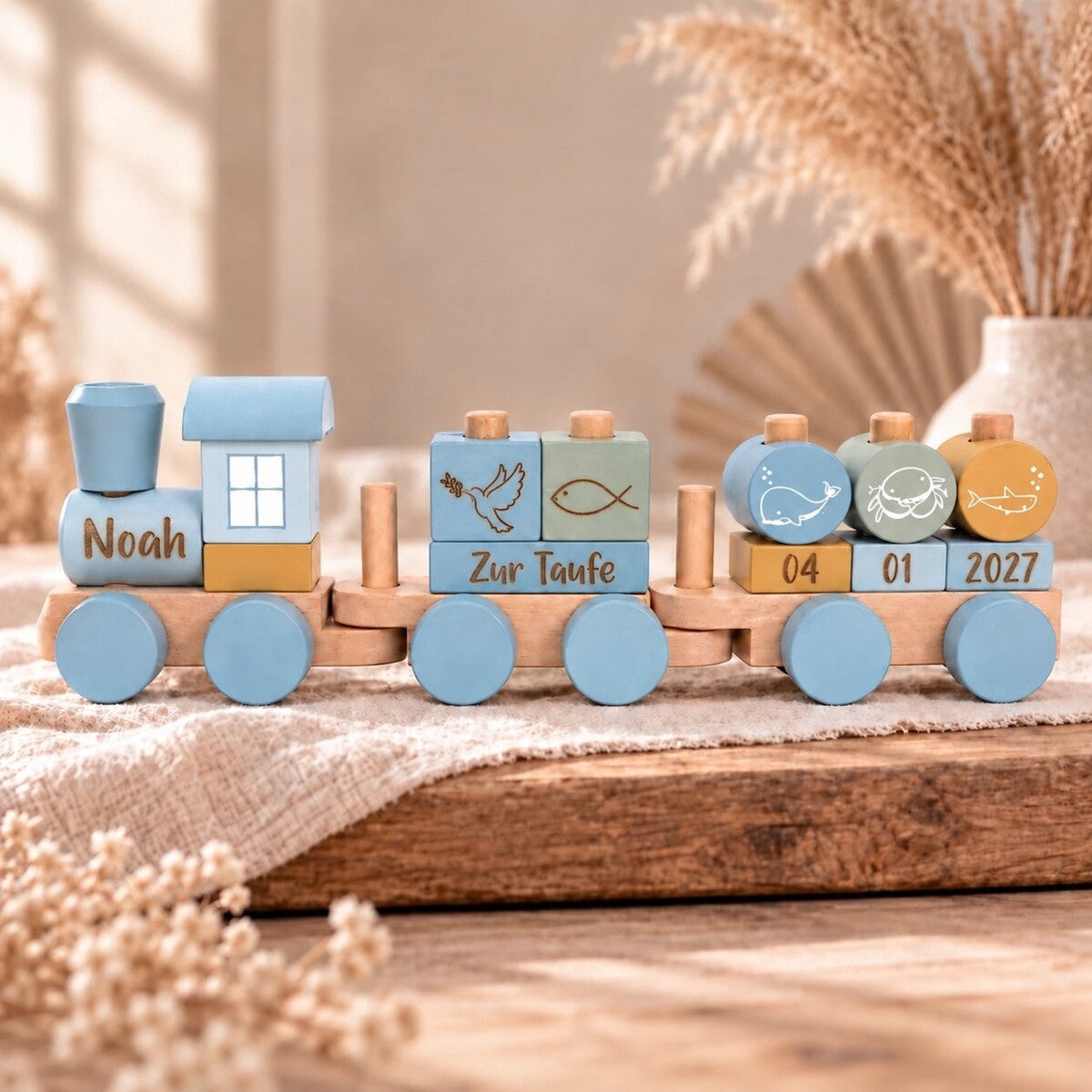 Personalisierter Holzzug zur Taufe in Ocean Blau mit Name und Taufdatum als Lasergravur
