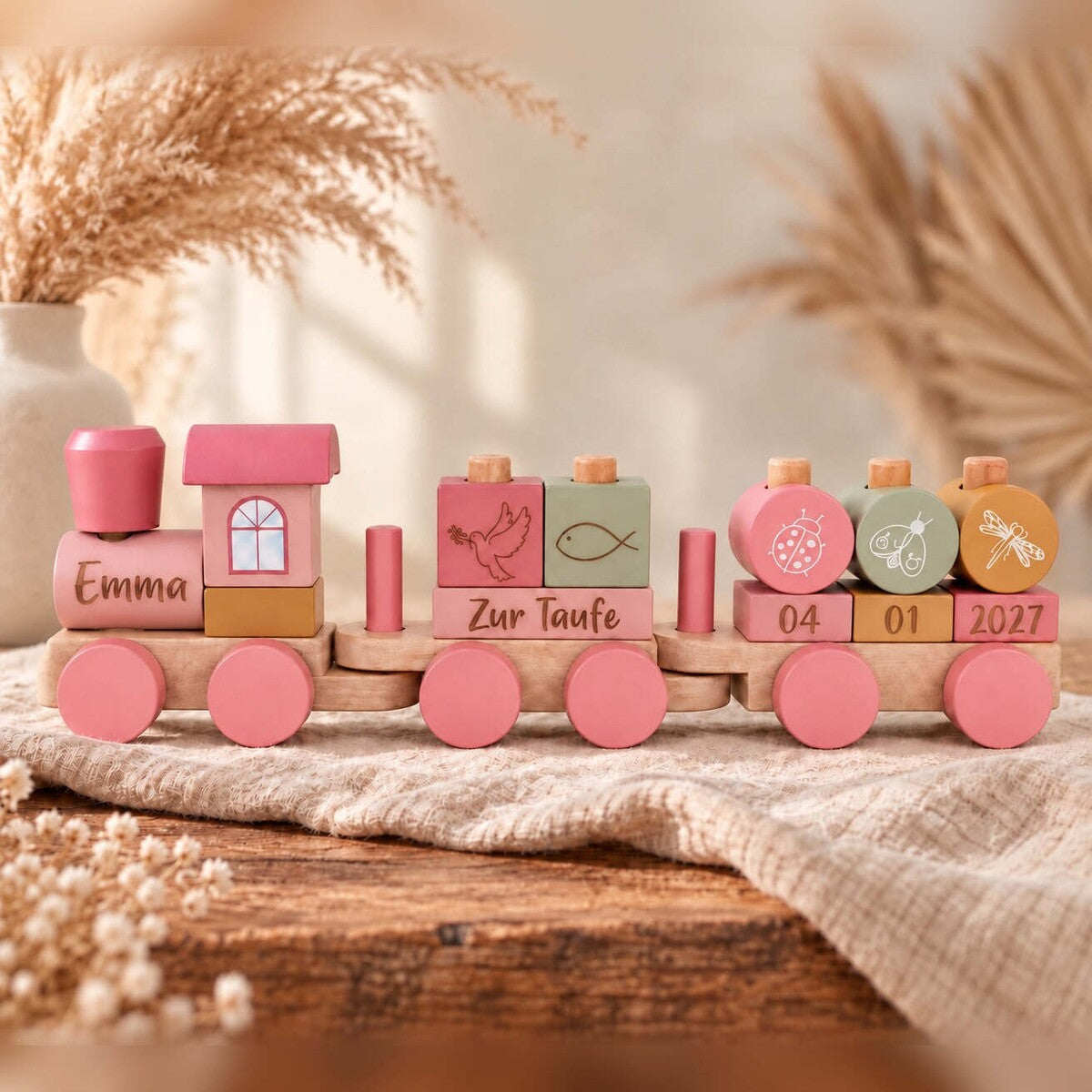 Personalisierter Holzzug zur Taufe in Rosa mit Name und Taufdatum als Lasergravur