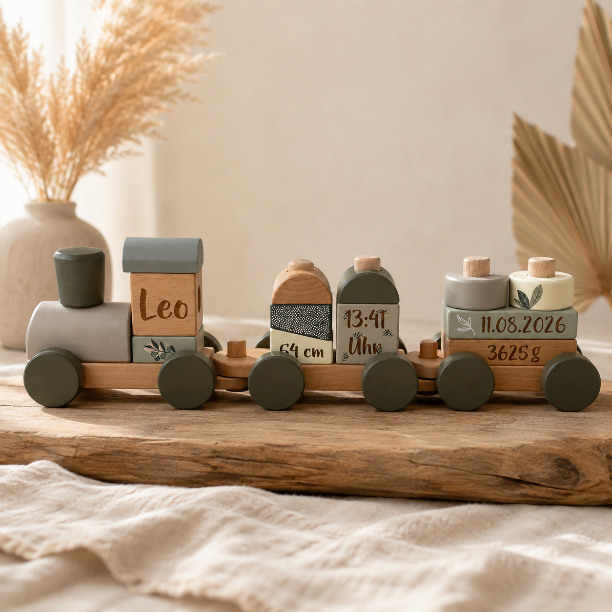 Personalisierter Holzzug zur Geburt in Olivgrün mit Name Leo, Größe, Uhrzeit, Geburtsdatum und Geburtsgewicht im Boho-Stil
