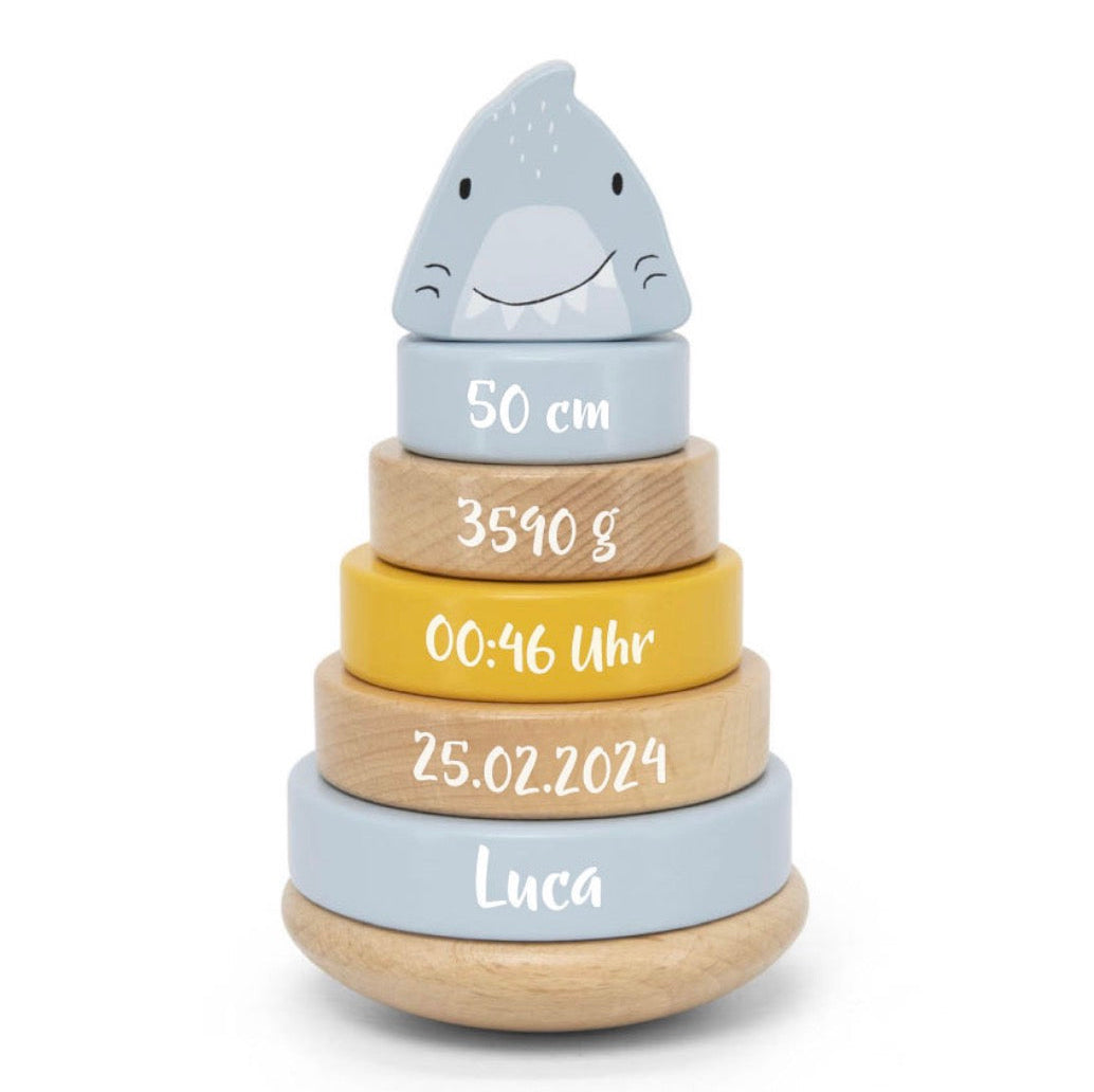 Personalisierter Holz-Stapel­turm mit Haifisch-Motiv, bedruckt mit Name „Luca“, Geburtsdatum 25.02.2024, Uhrzeit 00:46 Uhr, Gewicht 3590 g und Größe 50 cm – personalisiertes Geschenk zur Geburt.