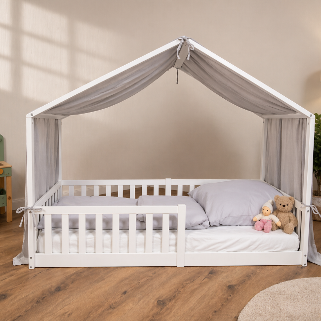 tiSsi Baldachin aus Musselin in Grau für Hausbett 90x200 cm in weißer Kinderzimmerumgebung