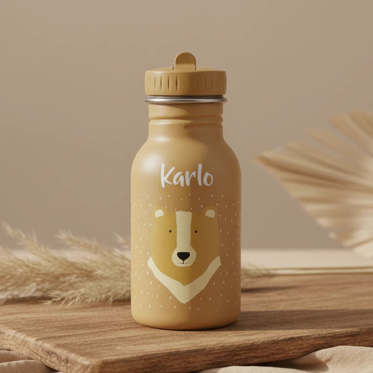 Ockerbraune Trixie Trinkflasche Herr Bär mit 350 ml, Bärenmotiv und dem Namen Karlo auf weißem Hintergrund